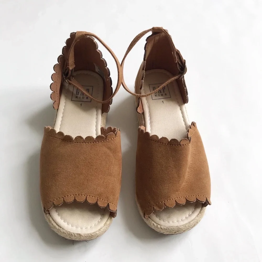 Gapkids tan scalloped open toe espadrilles sandals EUC  size 1 youth